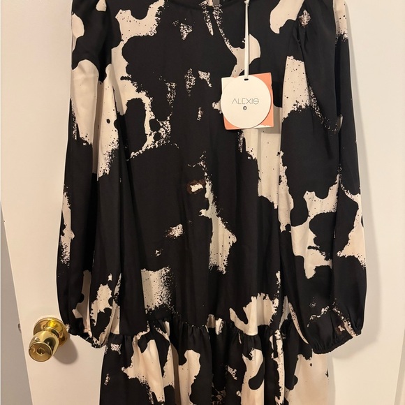 Alexis Dresses & Skirts - NWT Monochrome Neutral Soft Feminine Long Sleeve Dress